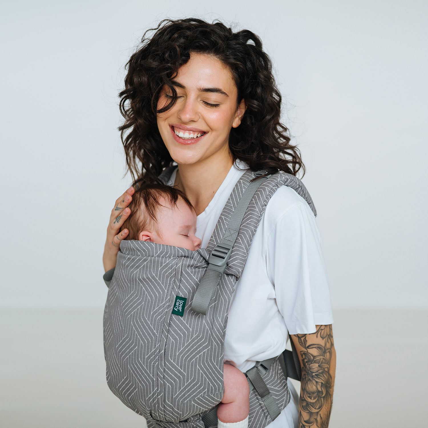 Ergonomic Love & Carry baby carrier, soft-structured buckle design