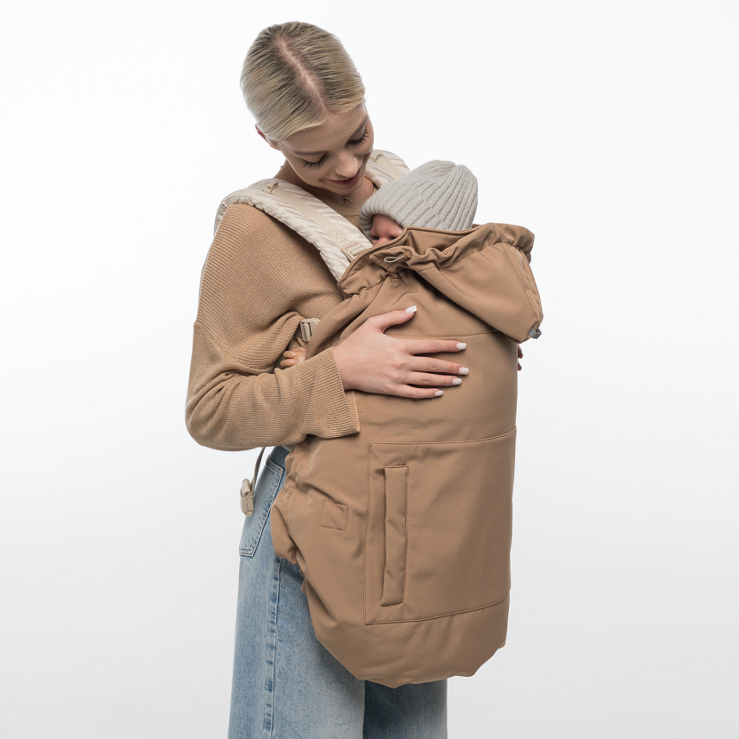 Мультисезонна слінгонакидка Softshell від Love&Carry коричневого кольору, зафіксована на ерго-рюкзаку.